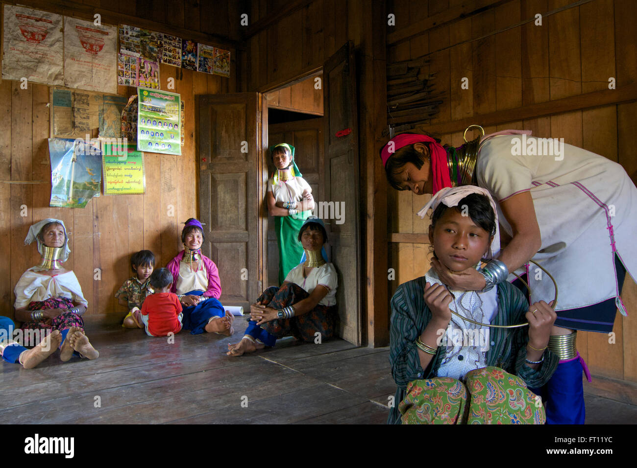 Longneck-Karen-Frauen tragen typische Halsketten, dreizehn Jahre alten Schulmädchen immer eine Kette zum ersten Mal auf äh eigenen Willen, Padaung-Frauen in der Nähe von Loikaw, Kayah-Staat, Karenni State in Myanmar Burma, Asien Stockfoto