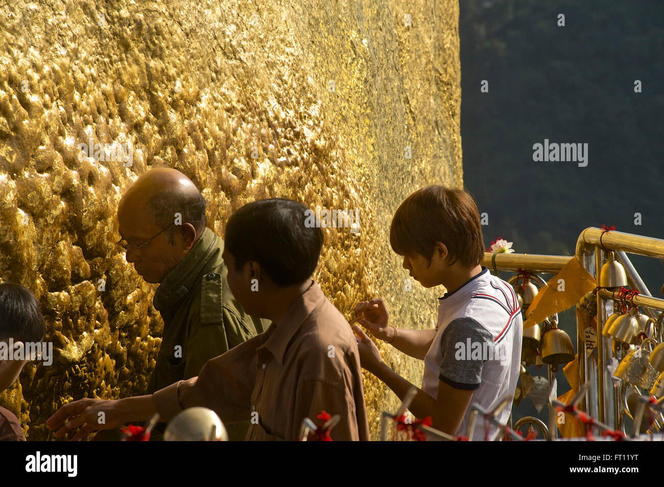 Burmesische Männer Befestigung Gold an der goldenen Felsen, Kyaiktiyo, Mon State, Myanmar Stockfoto