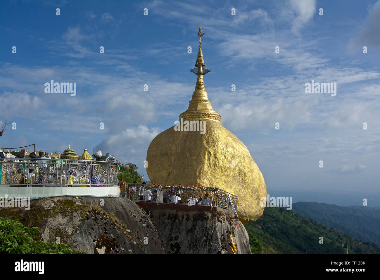 Pilger am goldenen Felsen, Kyaiktiyo, Mon State in Myanmar Stockfoto