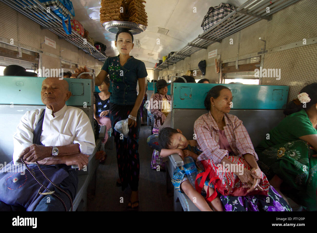 Kreditor Ausgleich Essen auf ihren Kopf und ihre Passagiere in einem Zug, Myanmar, Burma, Asien Stockfoto