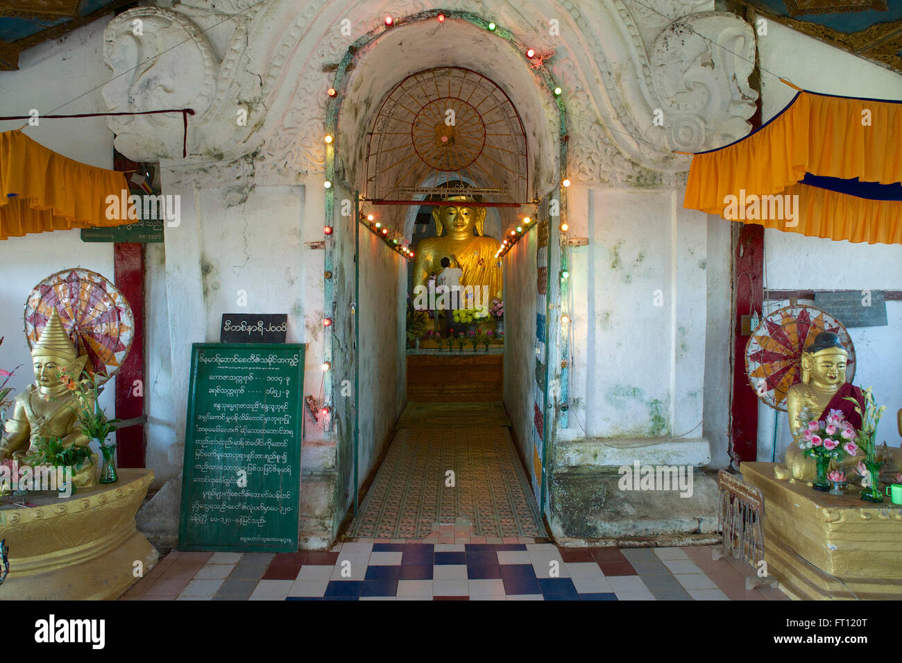 Sitzender Buddha in einem Tempel in Mrauk U, Myohaung nördlich von Sittwe, Akyab, Rakhaing-Staat, Arakan, Myanmar, Burma Stockfoto