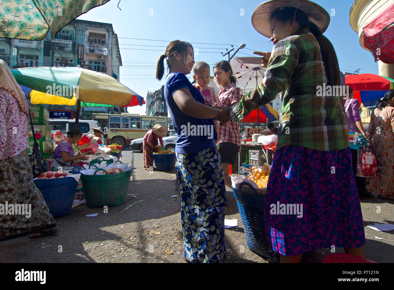 Birmanischen Frauen verkaufen Obst im Stadt Zentrum, Yangon, Rangun, Hauptstadt von Myanmar, Burma Stockfoto