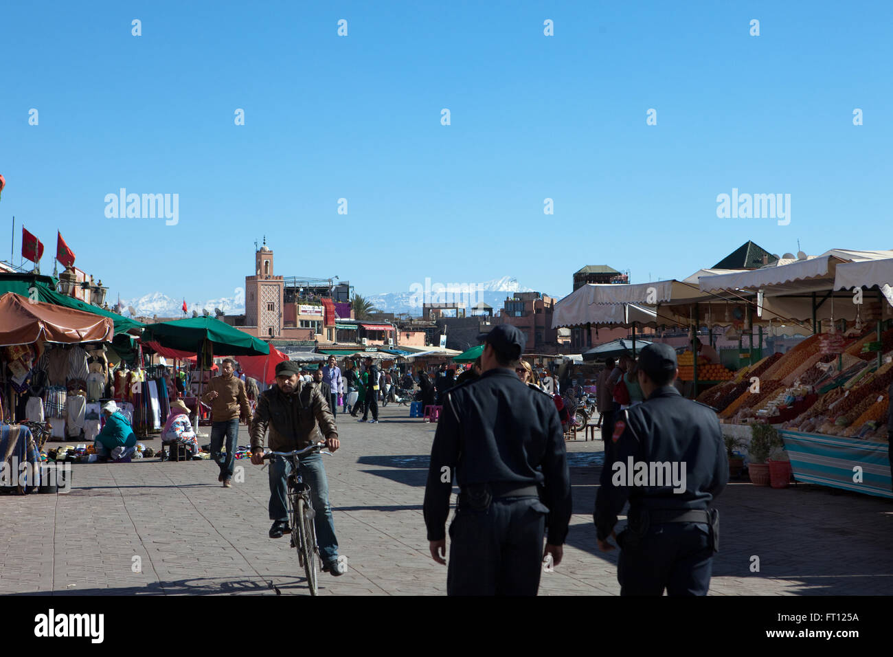 Djemaa el Fna im Laufe des Tages mit dem hohen Atlas-Gebirge im Hintergrund, Marrakesch, Marokko Stockfoto