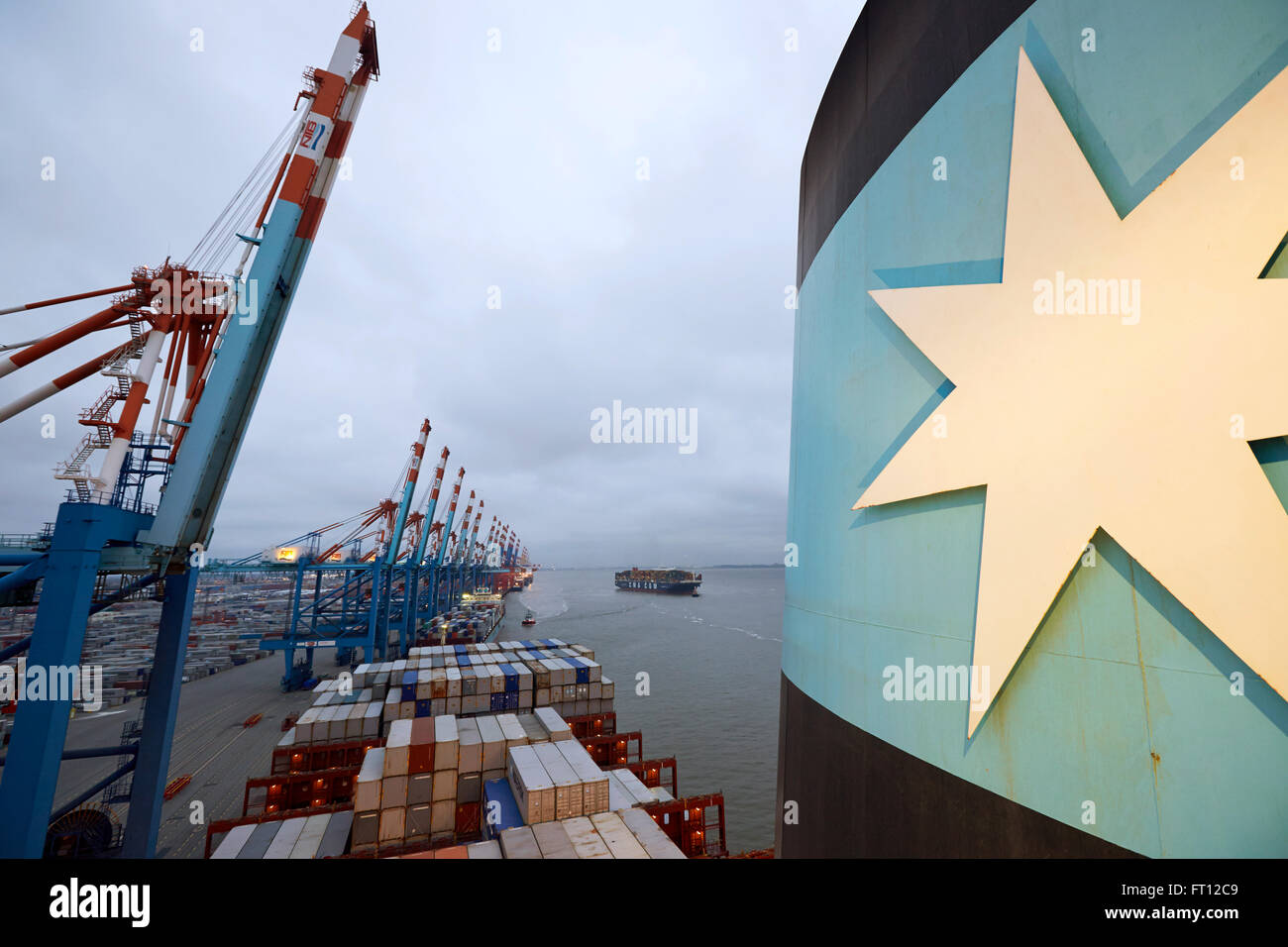 Containerschiff im Hafen, Bremerhaven, Bremen, Deutschland Stockfoto