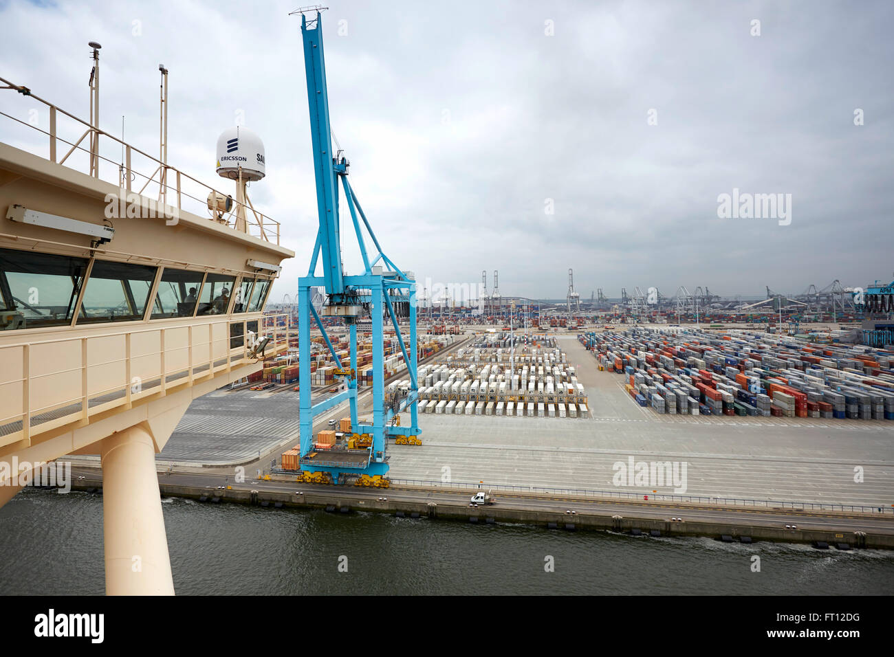 Container-Kran im Hafen, Rotterdam, Südholland, Niederlande Stockfoto