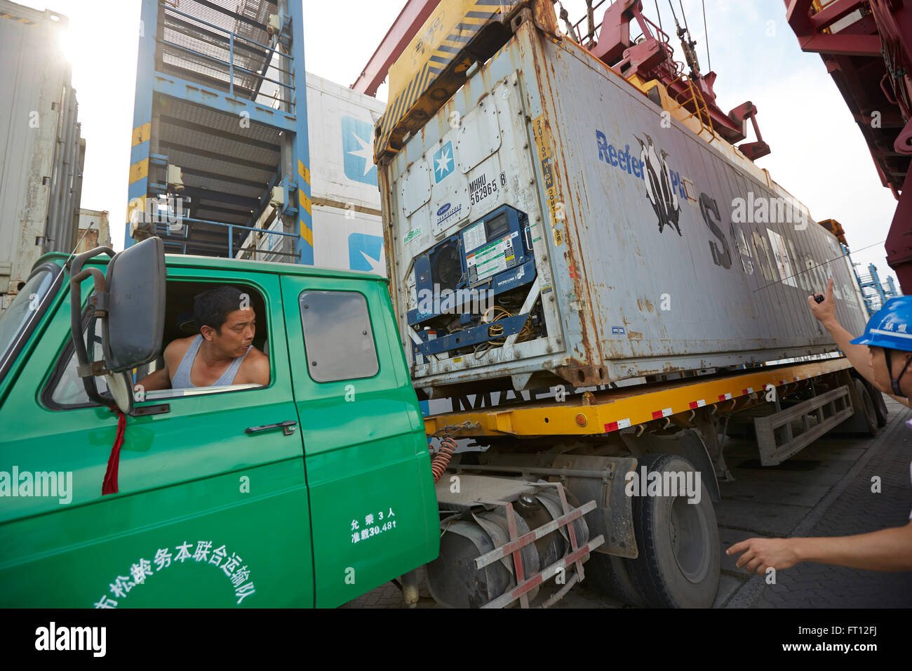 Beladen eines Containers auf einem LKW am Hafen, Hafen von Tianjin, Tianjin, China Stockfoto