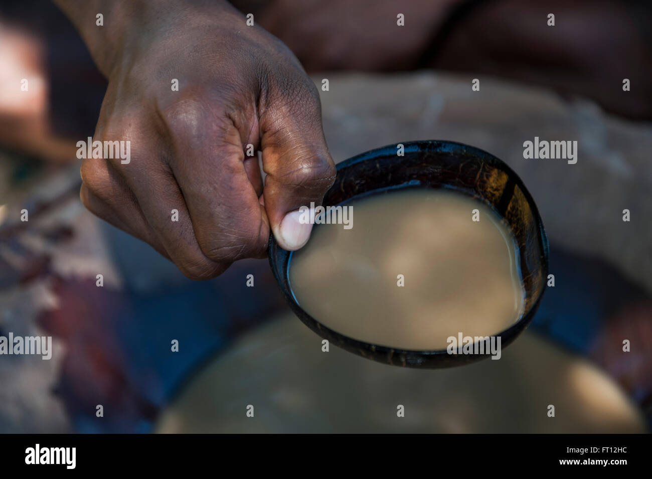 Hand, die eine offene Kokosnuss-Schale mit Kava während ein Kava trinken Zeremonie im Dorf Malolo Lailai Insel Mamanuca Inseln, Fiji, Südsee Stockfoto