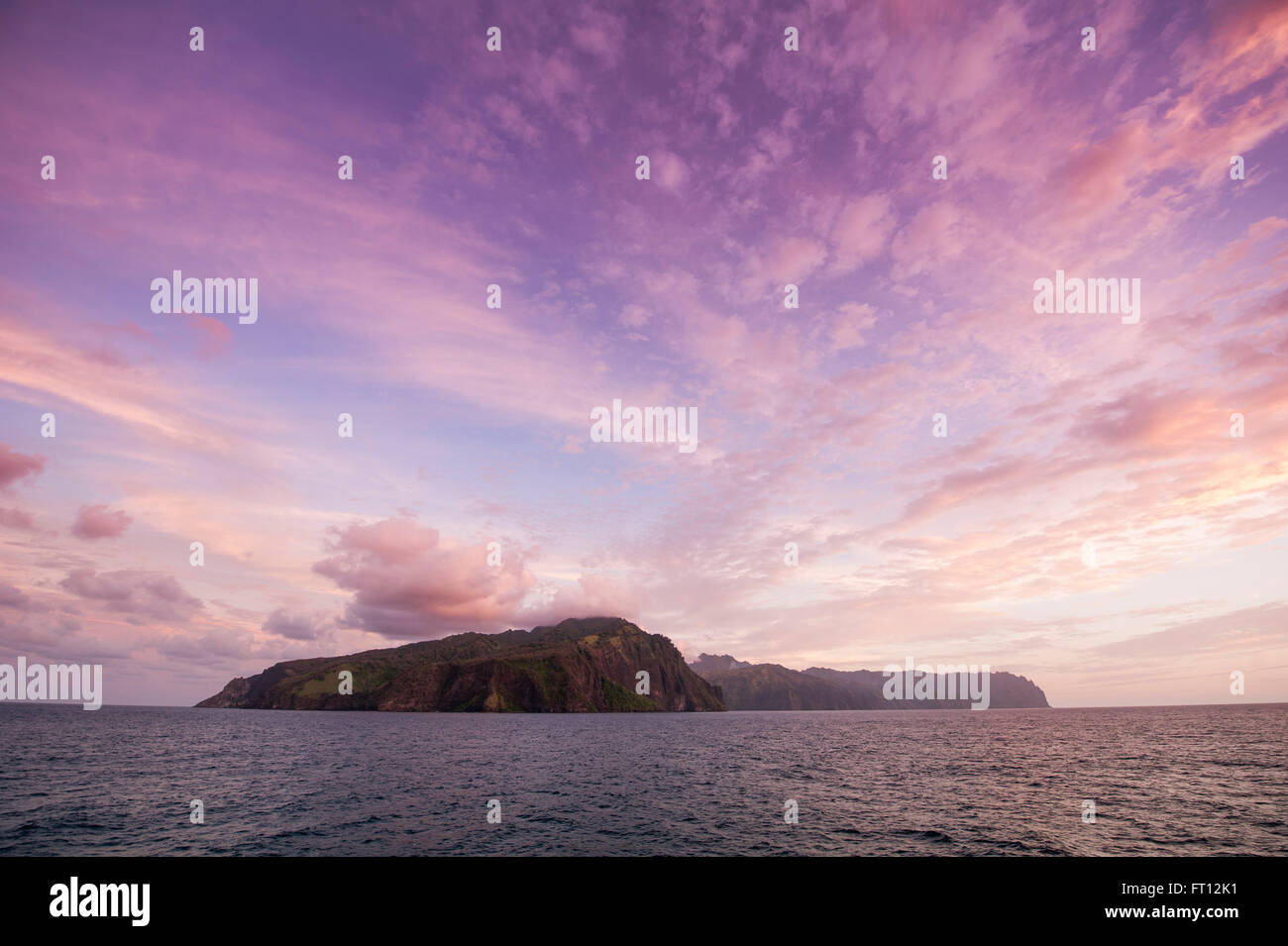 Hiva Oa Insel aus dem Meer bei Sonnenuntergang, Hanavave, Hiva Oa, Marquesas-Inseln, Französisch-Polynesien, Südsee gesehen Stockfoto