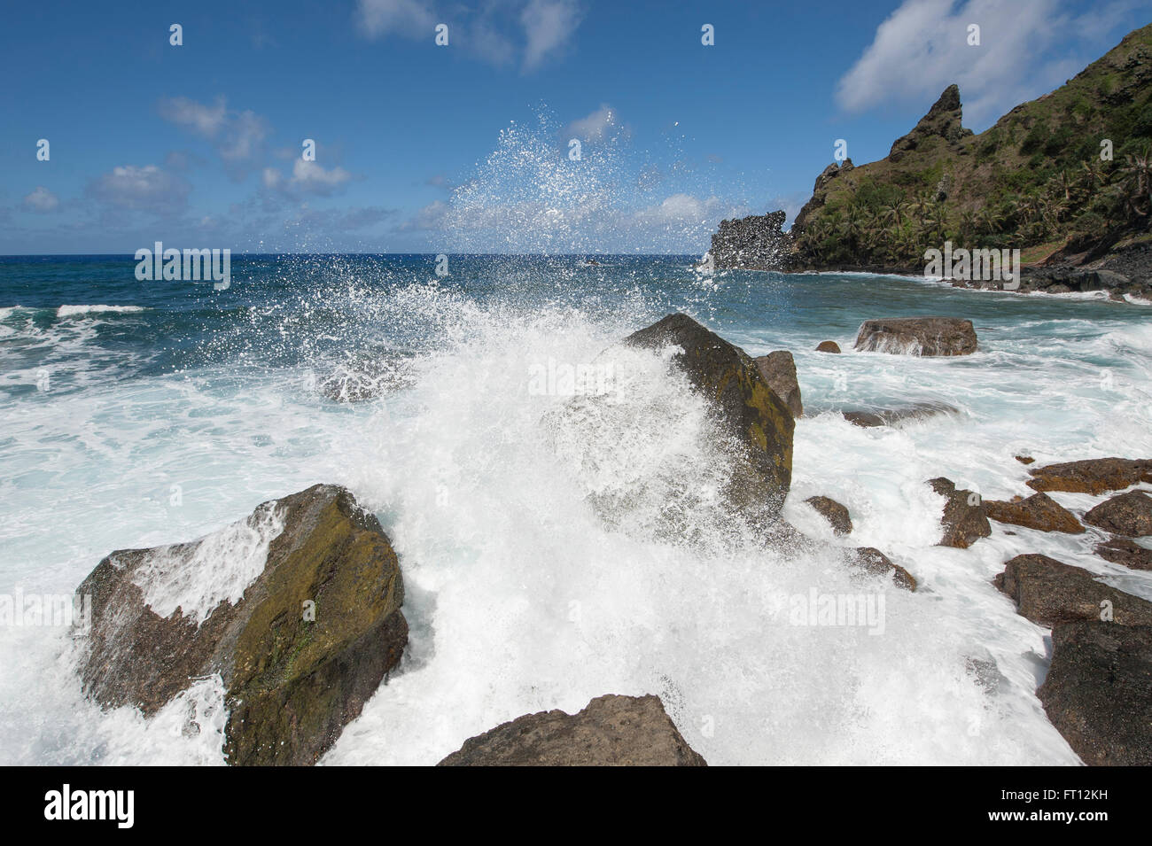 Pazifik-Wellen, die auf Felsen, Pitcairn, Pitcairn Gruppe von Inseln, British Overseas Territory, South Pacific Stockfoto