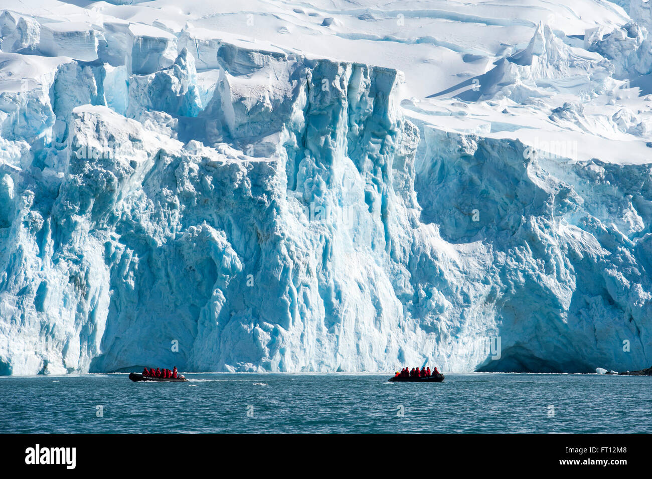 Zodiac Floß Ausflug für Passagiere von einer Expedition Kreuzfahrt Schiff MS Hanseatic Hapag-Lloyd Kreuzfahrten, vor einem riesigen Eisberg, Punkt Wild, Elephant Island, Süd-Shetland-Inseln, Antarktis Stockfoto