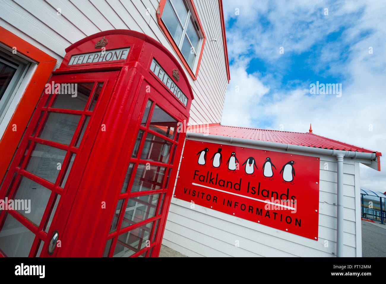 Traditionelle britische rote Telefonzelle außerhalb der Falkland-Inseln-Besucherinformation Gebäude, Stanley, East Falkland, Falkland-Inseln, British Overseas Territory, Südamerika Stockfoto