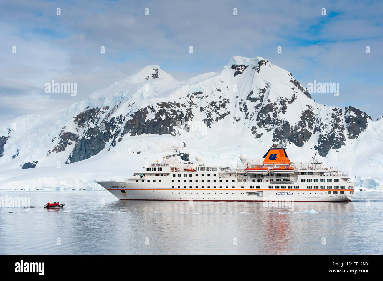 Expedition Kreuzfahrt Schiff MS Hanseatic Hapag-Lloyd Kreuzfahrten und Eis bedeckte Berge, Lemaire-Kanal, in der Nähe von Graham-Land, Antarktis Stockfoto
