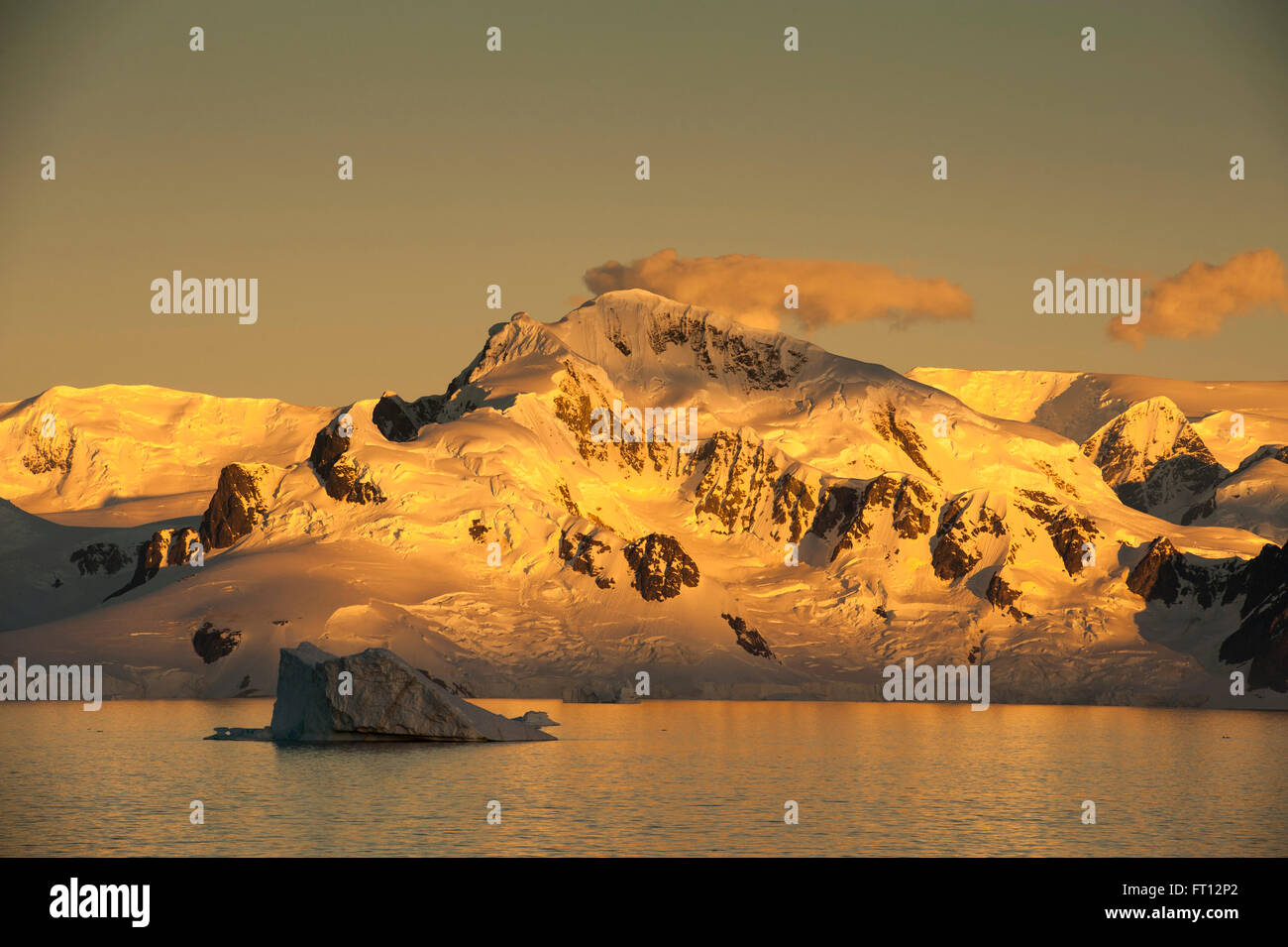 Eis bedeckte Berge bei Sonnenuntergang, Lemaire-Kanal, in der Nähe von Graham-Land der Antarktis Stockfoto