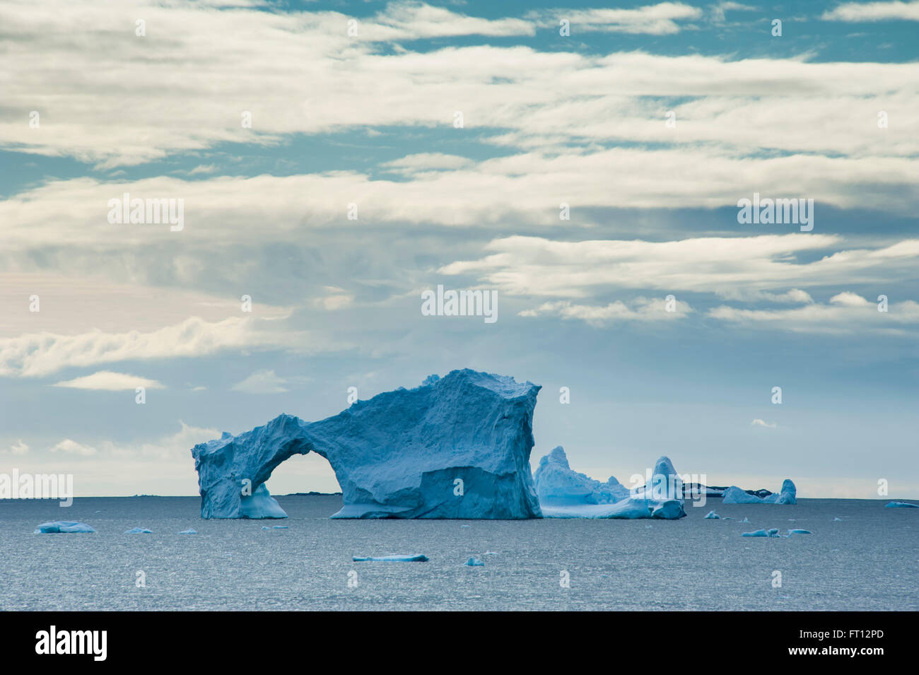 Eisberg mit Bogen, Lemaire-Kanal, in der Nähe von Graham-Land der Antarktis Stockfoto