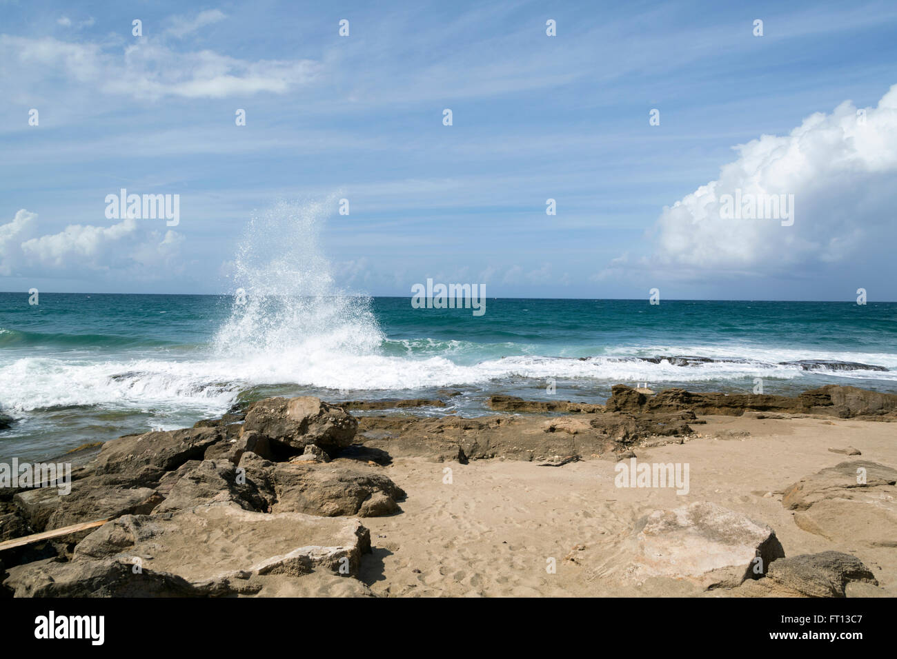 Neben der Norden der Insel Puerto Rico als die Wellen wurde die Felsen schlagen. Stockfoto