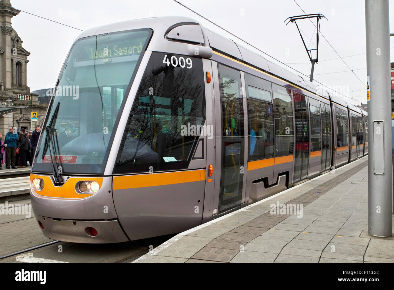 LUAS Tram an Plattform Dublin Irland Stockfoto