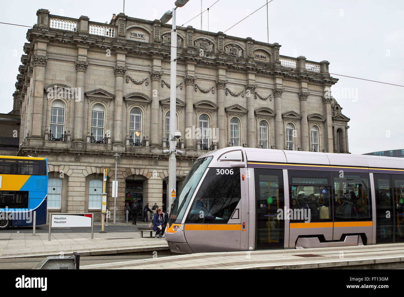 LUAS-Straßenbahn auf der Plattform außerhalb von Heuston Station Dublin Irland Stockfoto