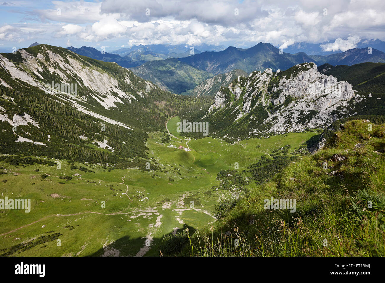 Blick vom Mount Rotwand über Alp Grosstiefentalalm, Mangfall Berge, Bayern, Deutschland Stockfoto