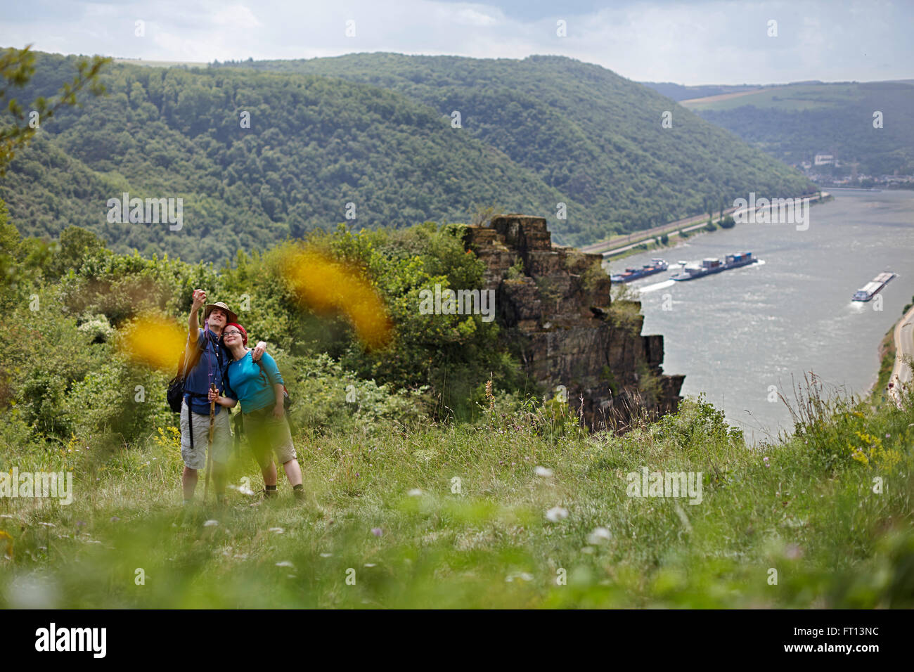 Wanderer auf Sicht Spitznack, Rhein im Hintergrund, Oberwesel, Rheinland-Pfalz, Deutschland Stockfoto