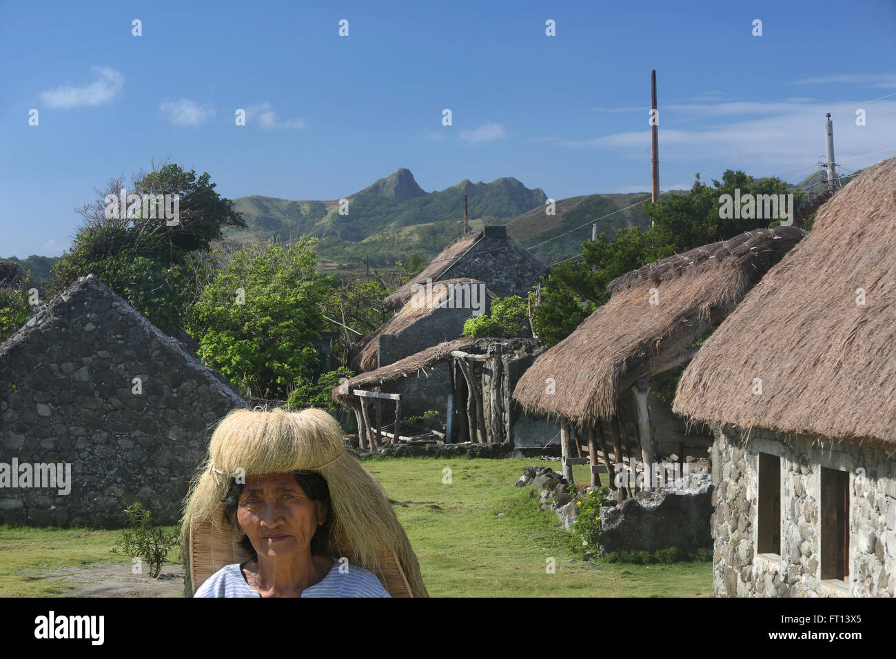 Ivatan Frau, altes Steinhaus, Sabtang Insel, Batanes, Philippinen, Asien Stockfoto
