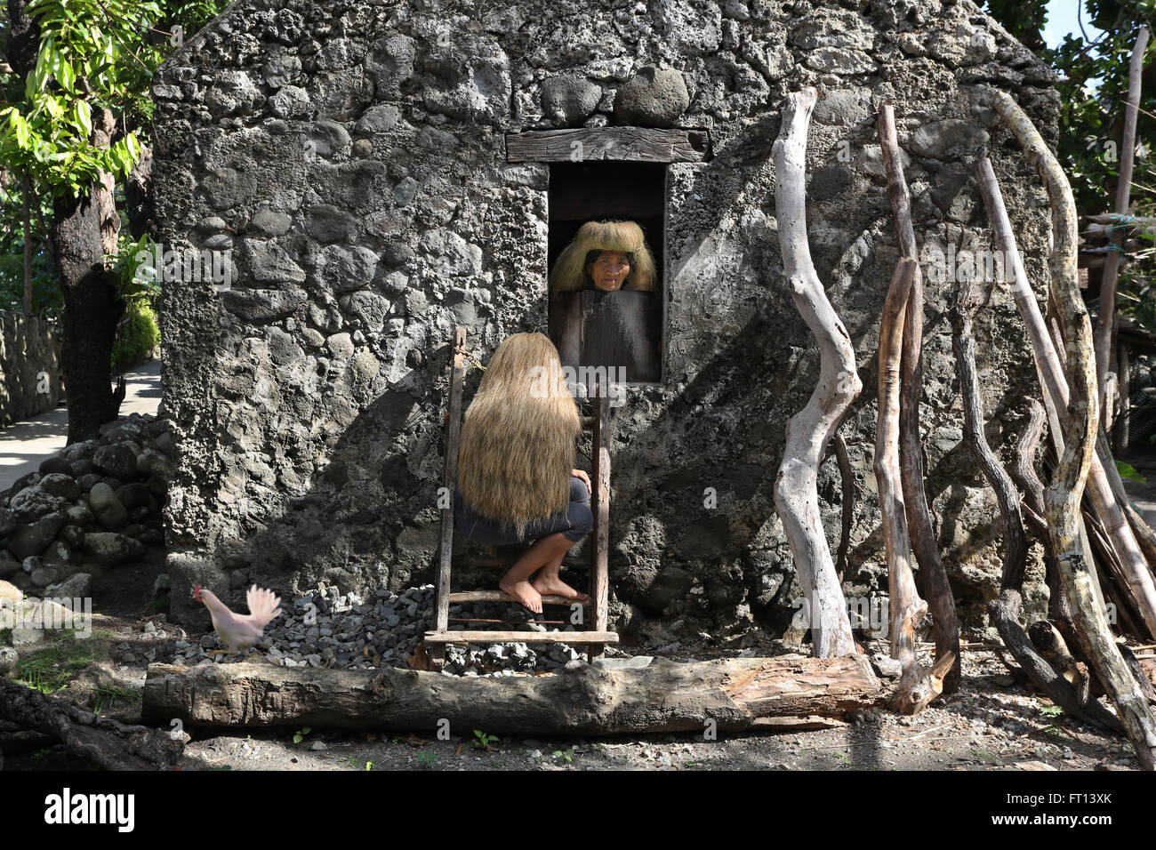 Ivatan Frau, altes Steinhaus in Chavayan, Sabtang Insel Batanes, Philippinen, Asien Stockfoto