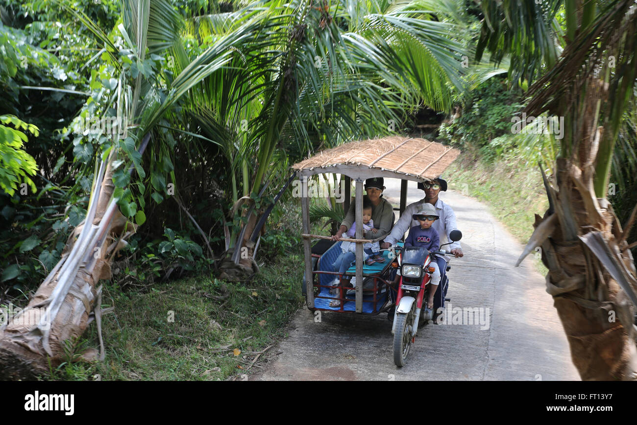 Familie in ein Dreirad mit Strohdach, Sabtang Insel Batanes, Philippinen, Asien Stockfoto