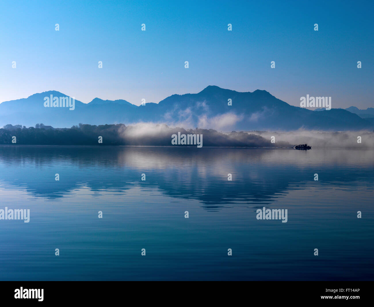 Herreninsel und Bergen Hochfelln und Hochgern im Morgennebel, See Chiemsee, Bayern, Deutschland Stockfoto