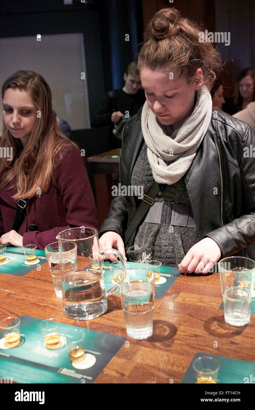 weibliche Touristen Degustation in der Jameson alten Whiskeybrennerei erleben Sie Dublin Irland Stockfoto