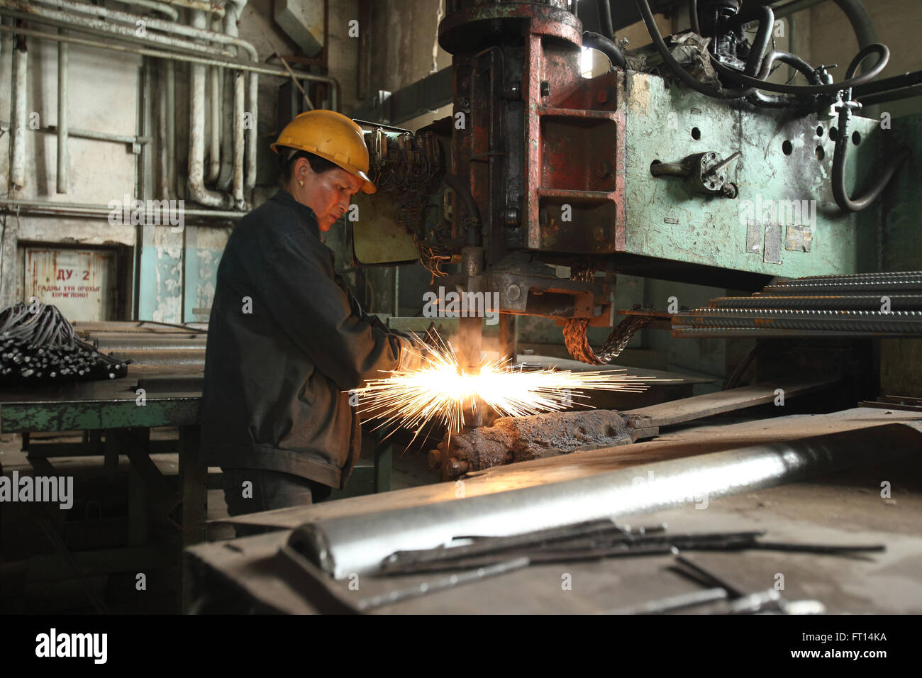 Weibliche Schweißer arbeiten im Werk vorgefertigten Stahlbeton Einheiten, Ulaanbaatar, Mongolei Stockfoto