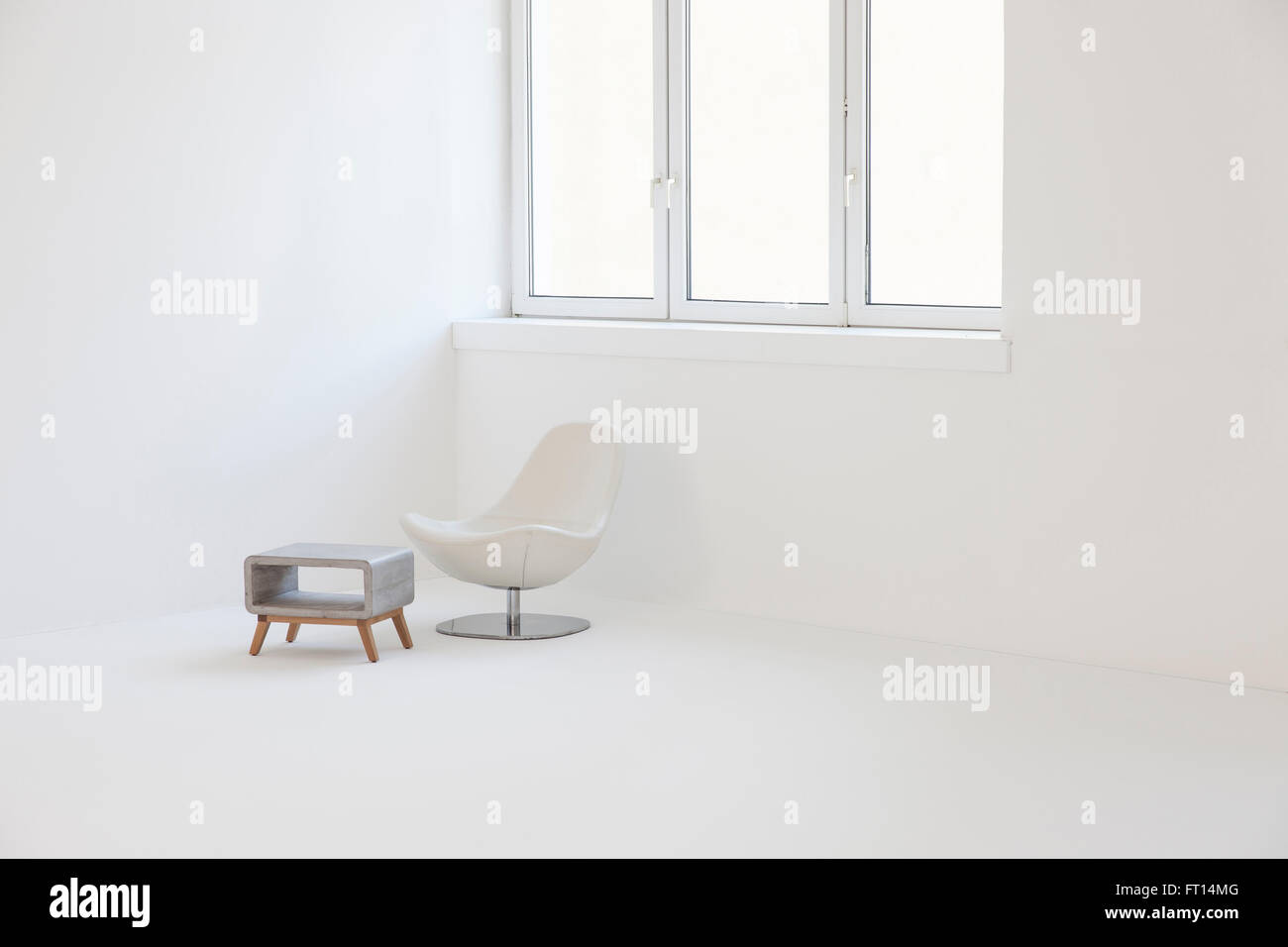 Moderne Designermöbel in einem weißen Raum Stockfoto