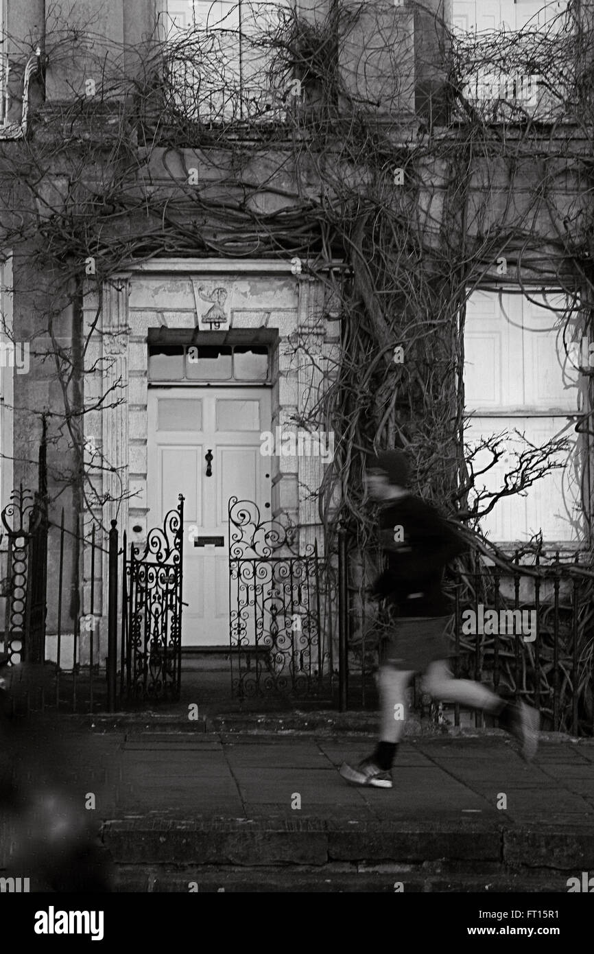 Schwarz / weiß Bild unscharf Läufer vorbei Georgian house Stockfoto