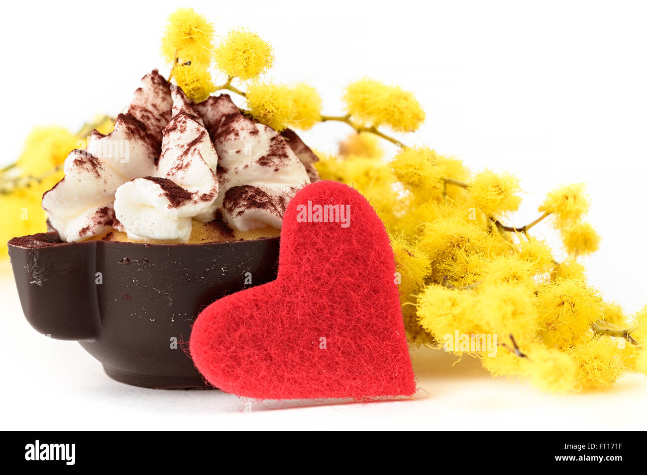 Mimosen, cremigen Kaffee Tasse Dessert und rotes Tuch Herz auf weißem Hintergrund Stockfoto
