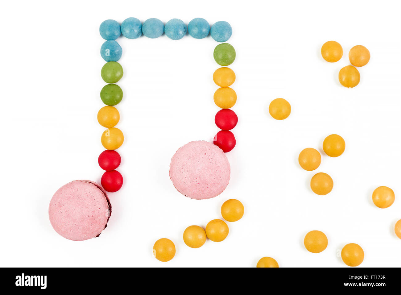 bunte Macaron Praline Musiknote auf weißem Hintergrund Stockfoto