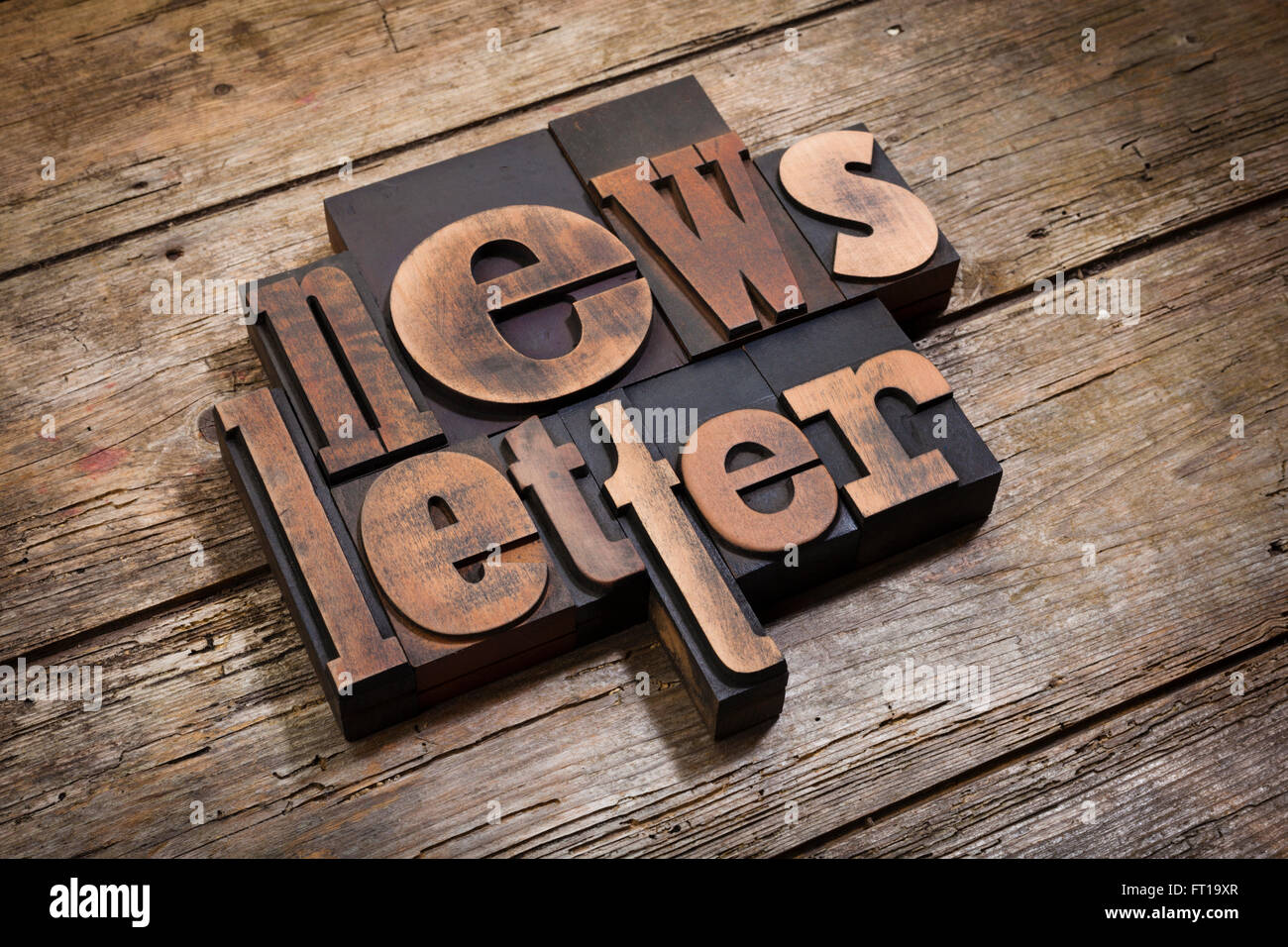 Newsletter, Wort, geschrieben mit Vintage Buchdruck Druckstöcken auf rustikalen hölzernen Hintergrund, abgewinkelt Ansicht Stockfoto