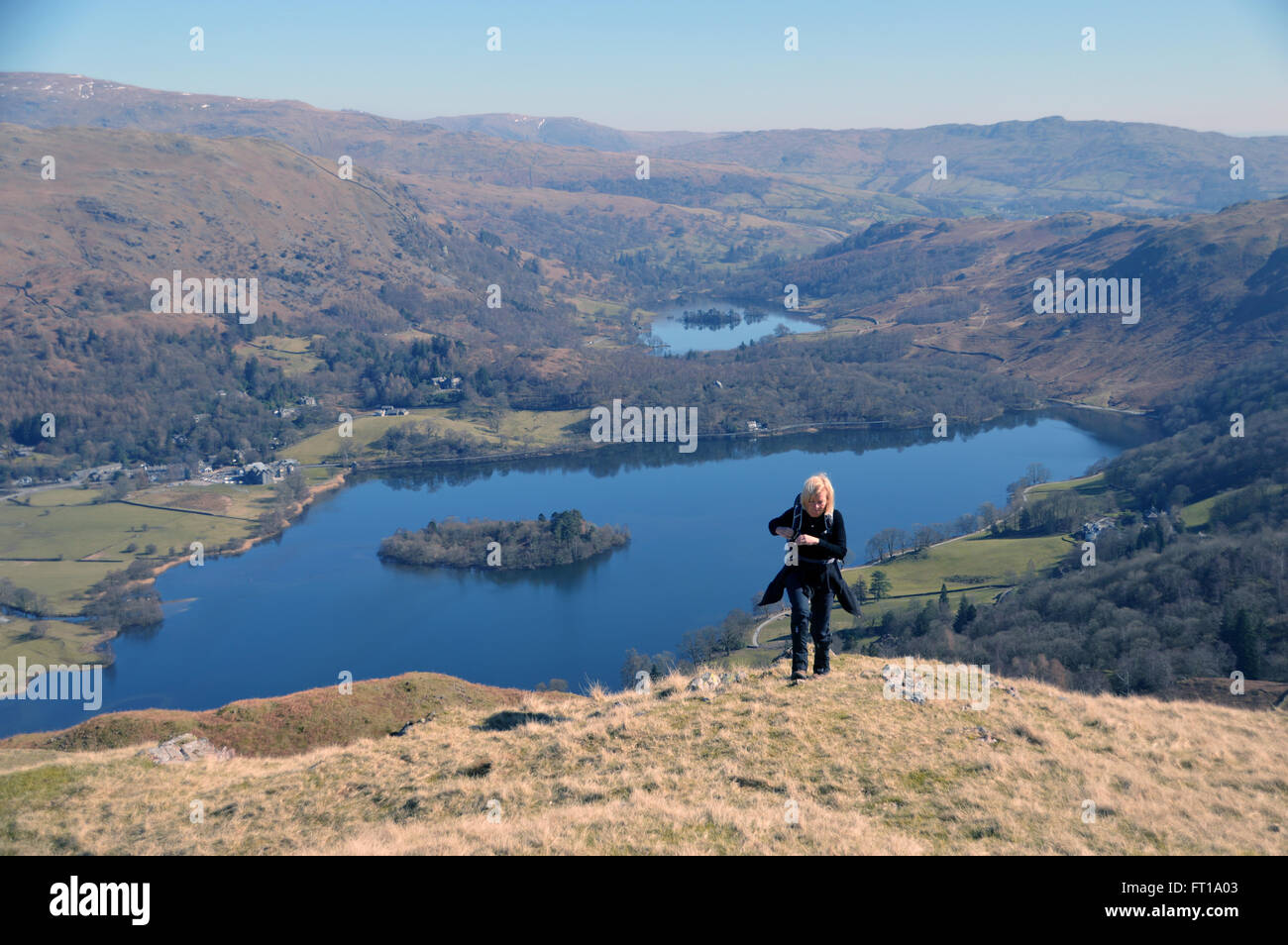Lady Fellwalker klettern die südlichen Hänge des silbernen wie mit Grasmere See unten im Tal Stockfoto