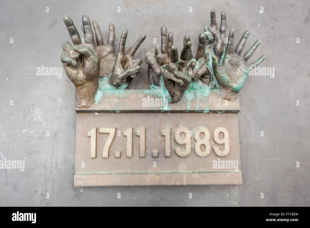 Bronzeplastik, Hände, die "Mass" an der Narodni Trida Straße ähneln, dem Beginn der Tschechischen Samtenen Revolution in Prag, Tschechien Stockfoto