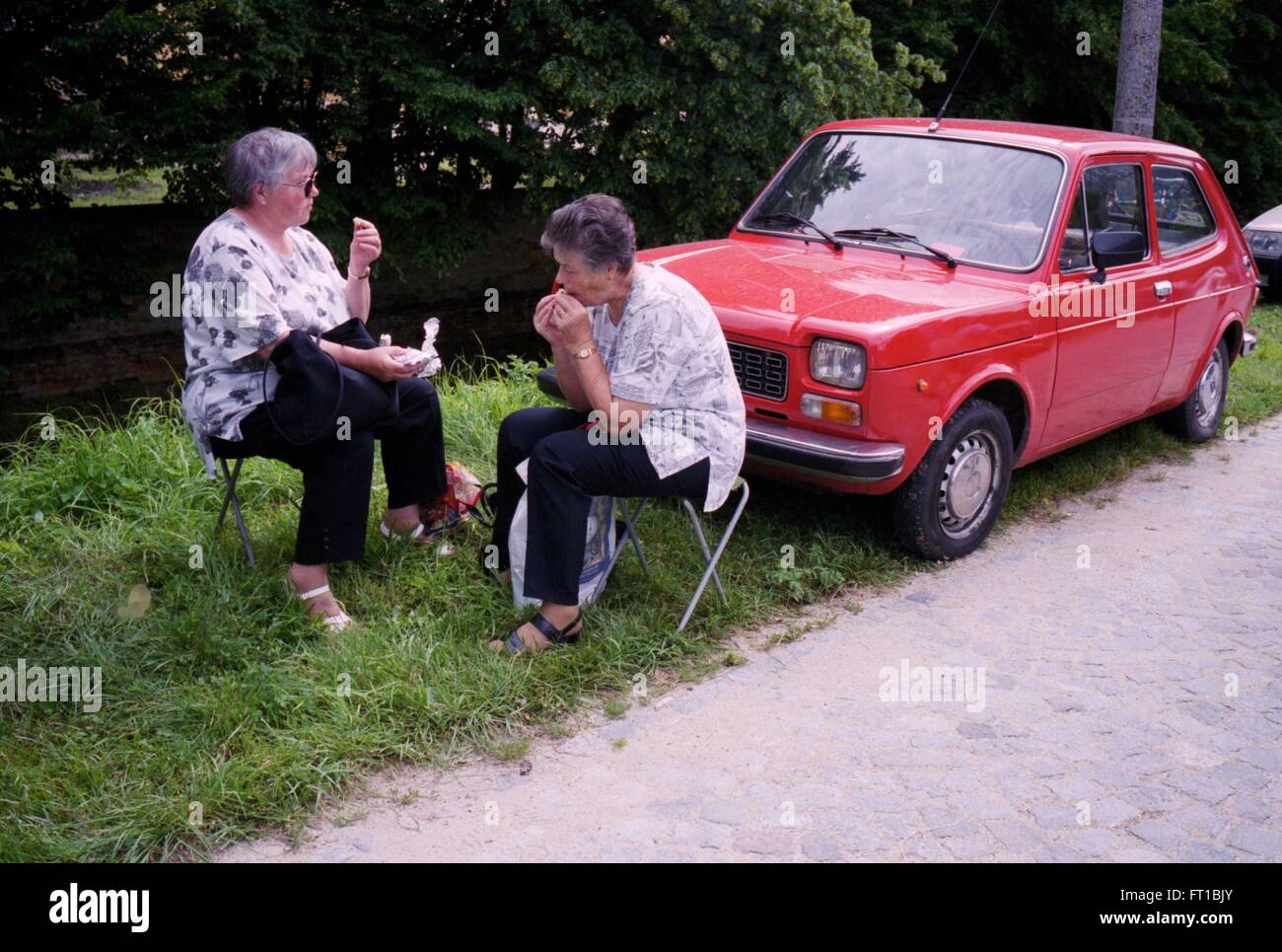 Zwei Rentner essen in den Pausen, eine Reise mit Pause, Tschechische Tschechische Senioren essen auswärts, zwei Frauen altern die Bevölkerung Stockfoto