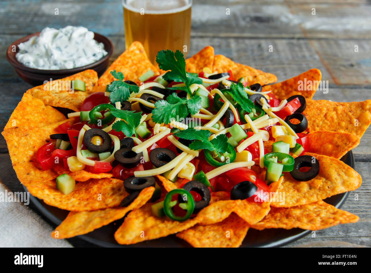 mexikanische Tortilla-chips mit Käse Tomate schwarze Oliven Pfeffersauce Stockfoto