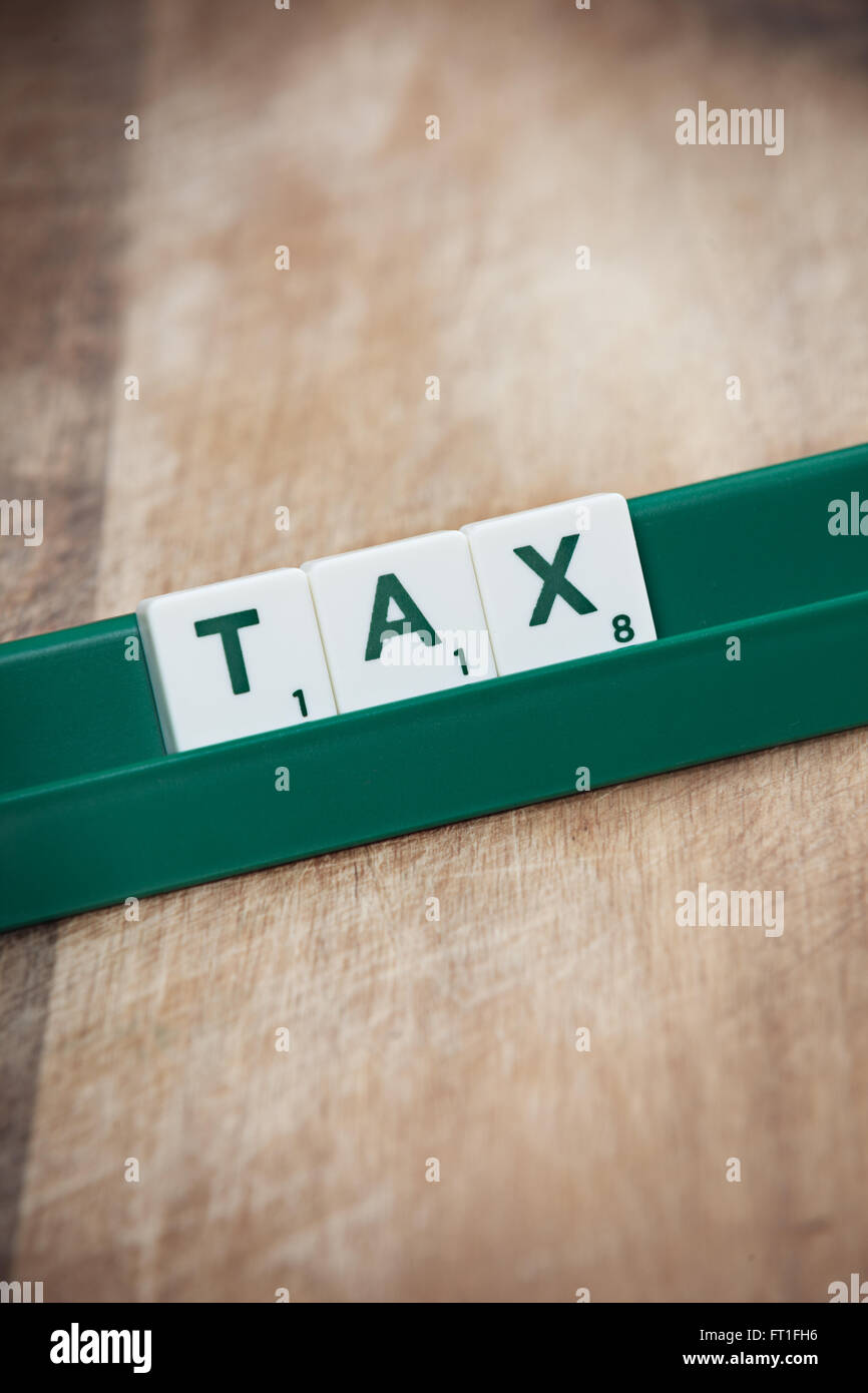 Das Wort Steuer mit Scrabble-Buchstaben geschrieben Stockfoto