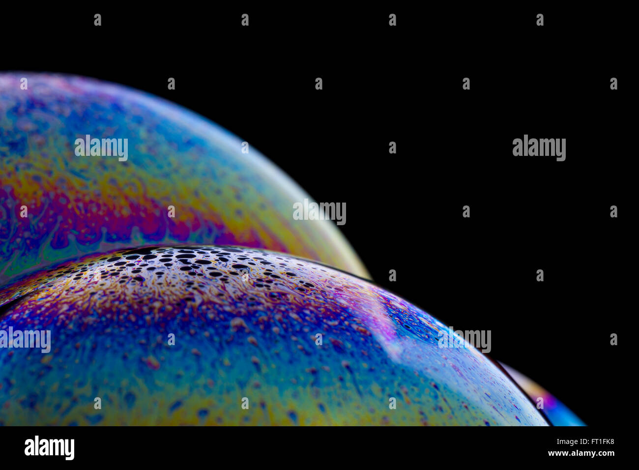 Seifenblasen mit Regenbogen Muster auf der Oberfläche Stockfoto