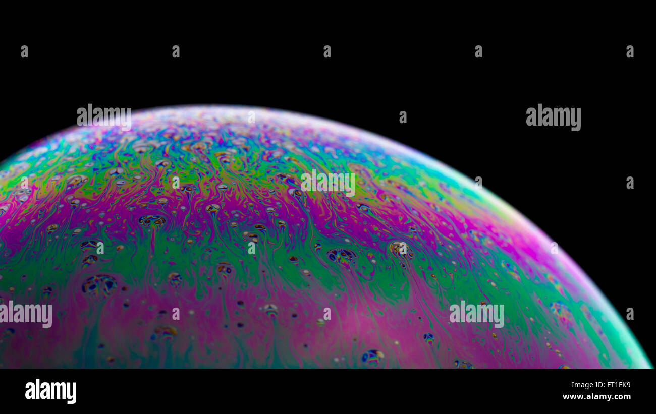 Seifenblasen mit Regenbogen Muster auf der Oberfläche Stockfoto