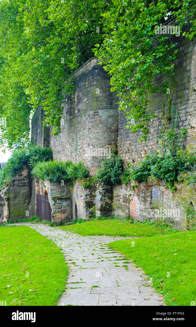 Pfad und ein Teil der Burgmauer Nottingham Stockfoto