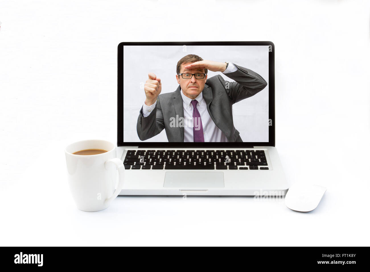 Ein Geschäftsmann in einem Laptop auf einem weißen Schreibtisch und Hintergrund gefangen und auf der Suche nach technische Hilfe. Stockfoto