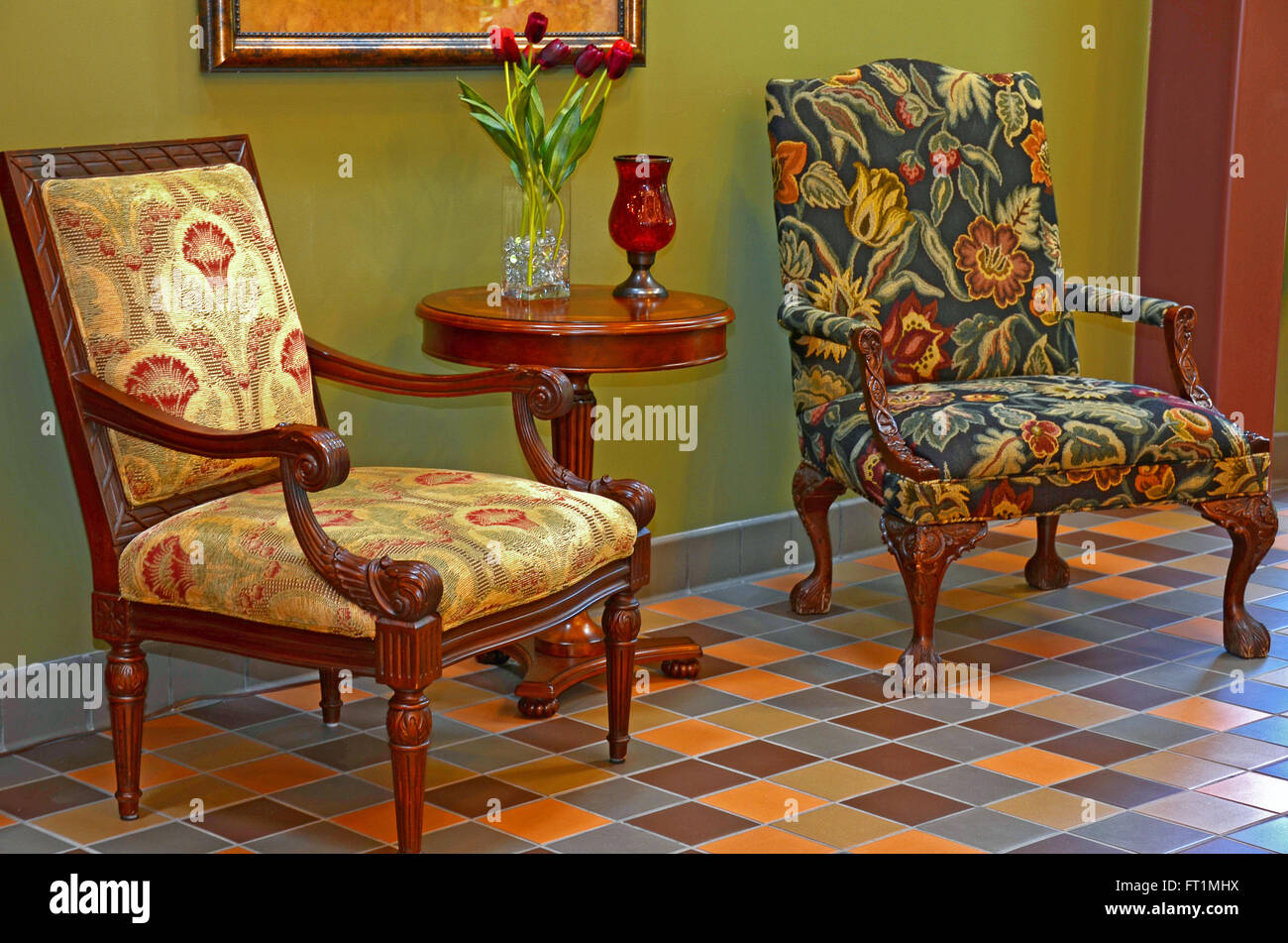 Floral Polsterstühle auf Fliesenboden in formalen Eingangsbereich. Stockfoto