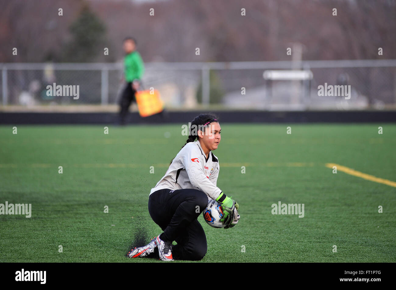 Ein High School keeper macht eine Schiebetür auf einer Aufnahme für eine Ecke von dem Ziel bestimmt. USA. Stockfoto