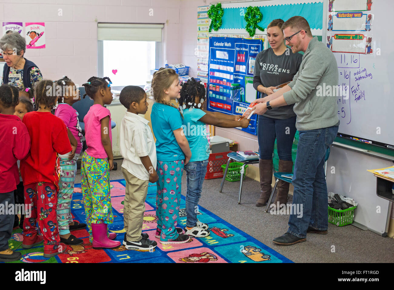 Pontiac, Michigan - Freiwillige aus Fiat Chrysler verteilen Bücher Kindergartenkindern in Herrington Elementary School. Stockfoto