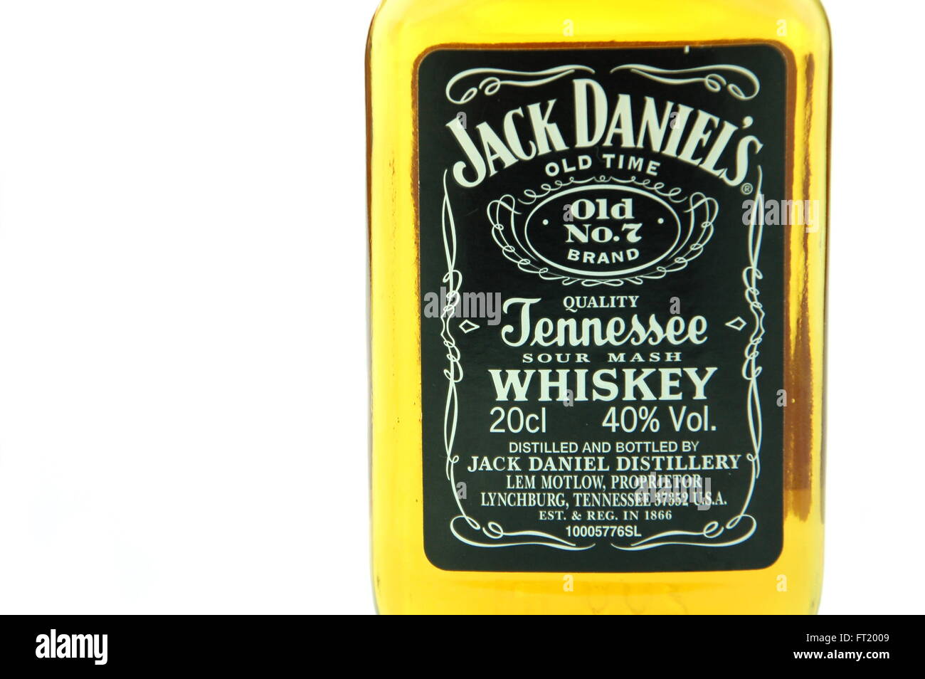 Kleine Flasche Jack Daniels Whiskey isoliert auf weißem Hintergrund. Jack Daniels Sour Mash