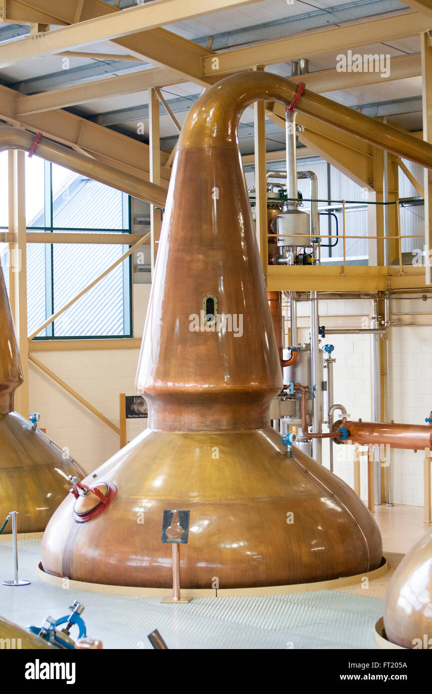 Die einzigartige Laterne Typ Stills Kupfer bei The Glenlivet Distillery in Speyside Schottland geben einen guten Geschmack, scotch Stockfoto