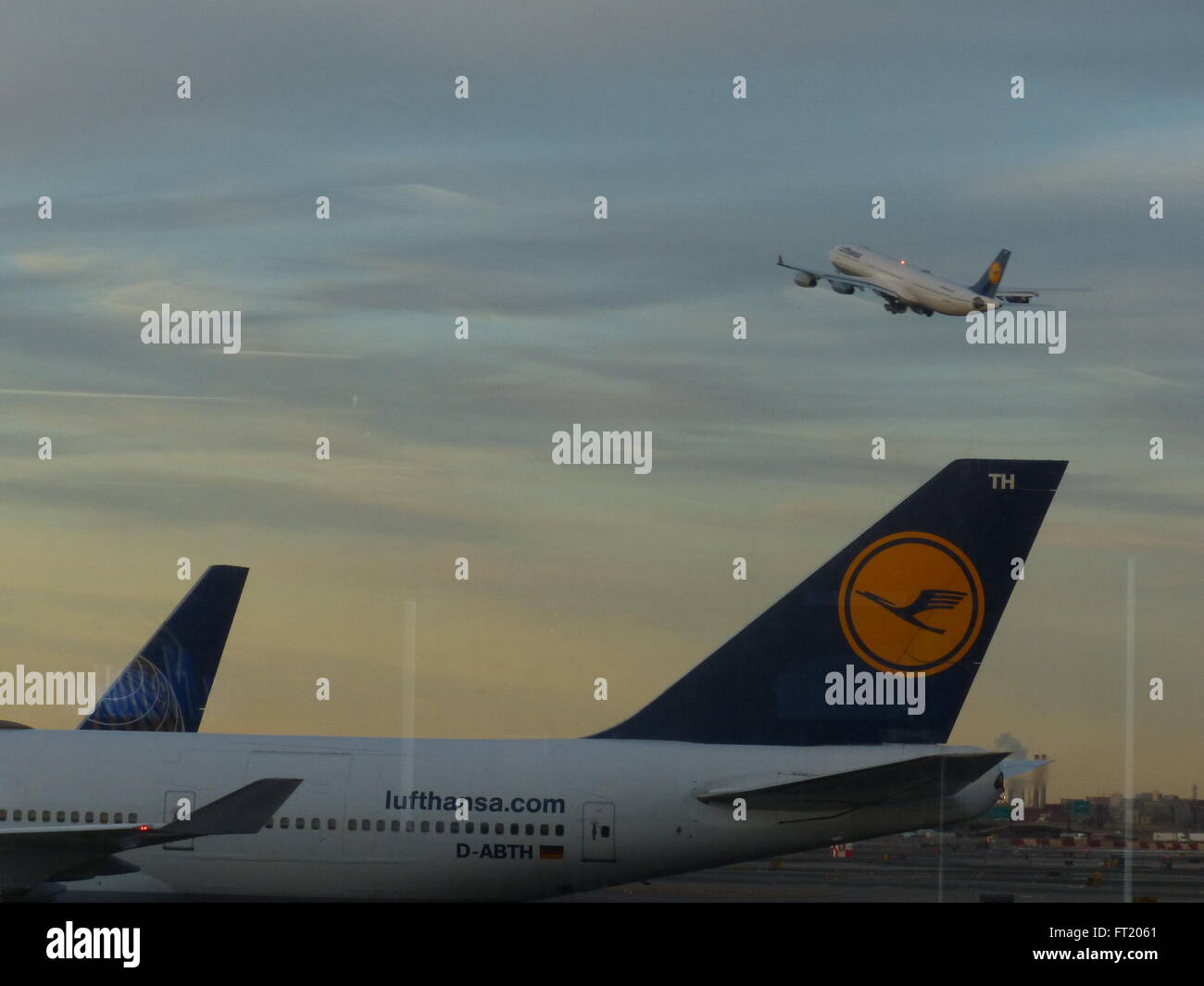 Lufhansa Jet unter der vom internationalen Flughafen Newark Liberty Stockfoto