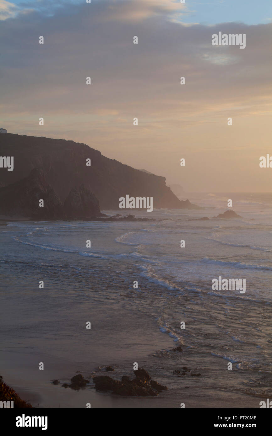 Wilden Atlantik-Küste in Portugal bei Sonnenuntergang. Stockfoto